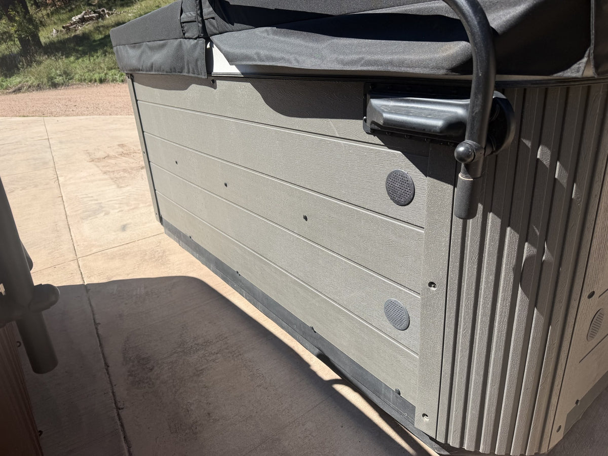 Cal Spa 893B hot tub corner view