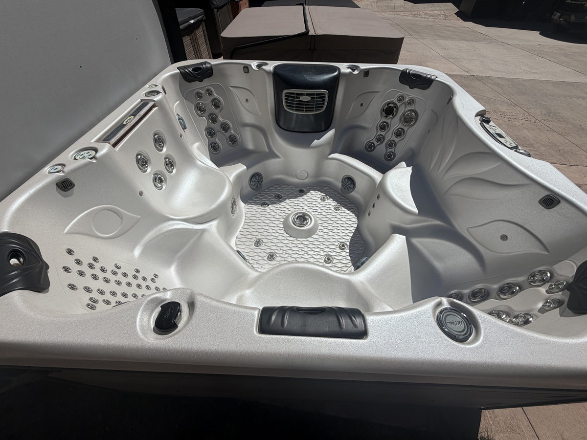 Cal Spa 893B seven person seating layout