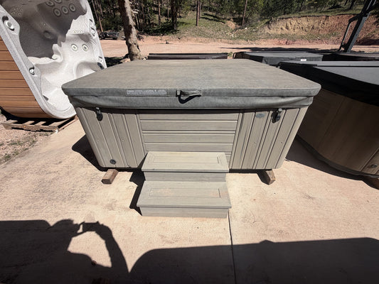 Refurbished Caldera Makena hot tub with cover and steps