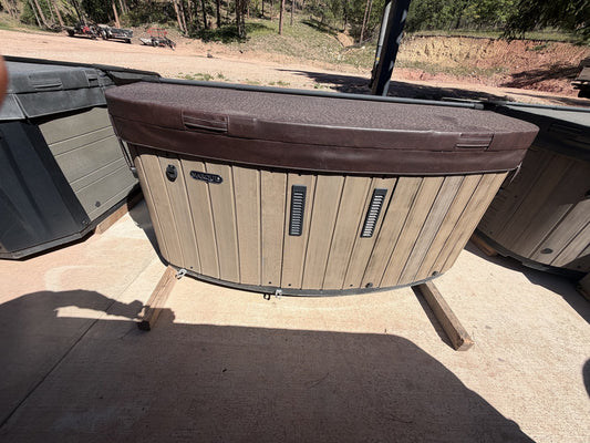 Refurbished Marquis Spirit hot tub with cover closed