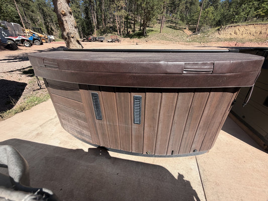 Refurbished Marquis Spirit hot tub with cover closed