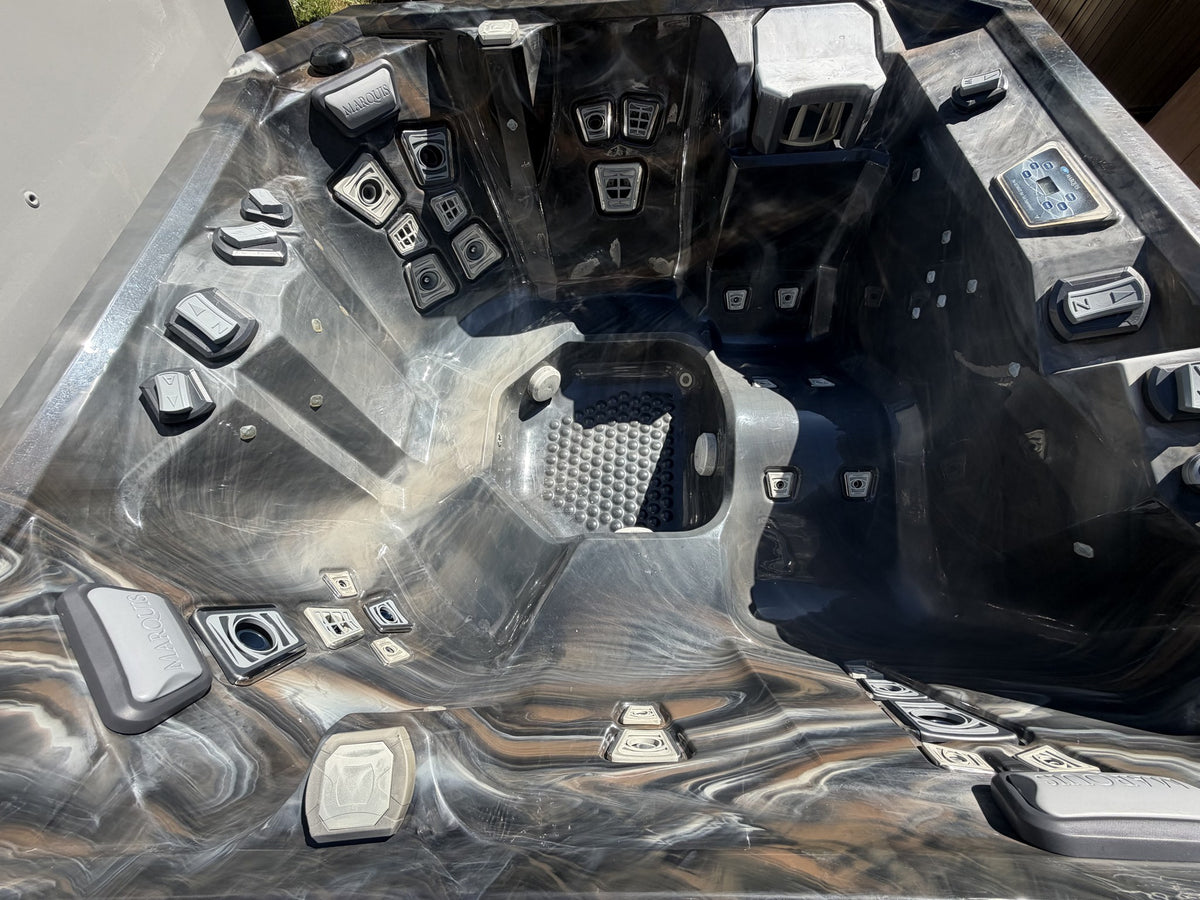 Marquis V77L seating and jets